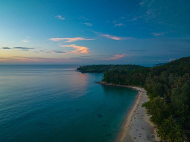 Phuket, Tayland 'daki Surin plajında gün batımı manzarası. 