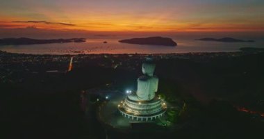 Muhteşem Phuket 'in havadan görünüşü Büyük Buda' nın sarı gündoğumunda.