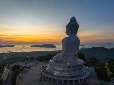 Phuket 'te gün doğumunda Büyük Buda' nın hava manzarası