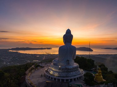 Phuket 'teki okyanusun üzerindeki bulutların arasından gökyüzü renkli güneş parlıyor.