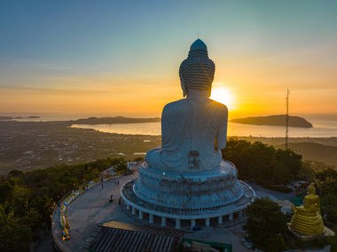 Phuket 'te güneş doğarken Büyük Buda' nın parlak arka plandaki hava görüntüsü.