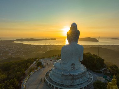 Gökyüzü manzarası Phuket 'in başında sarı güneş Büyük Buda