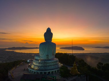 Phuket 'te gün doğumunda inanılmaz tatlı gökyüzü Büyük Buda.
