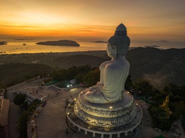 Phuket 'te gün doğumunda inanılmaz tatlı gökyüzü Büyük Buda.