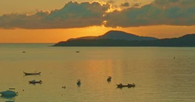 Denizin üzerinde gün batımı