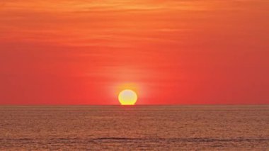 Denizde güzel bir gün batımı