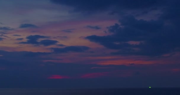 Denizde Renkli Bir Gün Batımı Güzel Bir Gökyüzü Bulutlar Okyanusun — Stok video