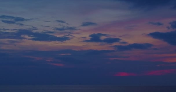 Πολύχρωμο Ηλιοβασίλεμα Στη Θάλασσα Όμορφο Ουρανό Και Σύννεφα Όμορφη Χρυσή — Αρχείο Βίντεο