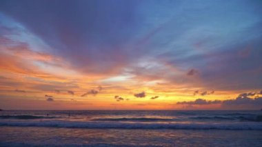 Denizde renkli bir gün batımı, güzel bir gökyüzü ve bulutlar okyanusun üstünde güzel, altın rengi bir gün batımı romantik, güzel, sarı bir gökyüzü manzarası altın plajda dalgalar çarpıyor. yansıma Gökyüzü dokusu arkaplanı.