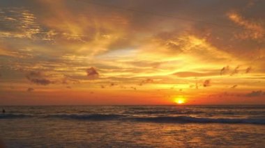 Denizde renkli bir gün batımı, güzel bir gökyüzü ve bulutlar okyanusun üstünde güzel, altın rengi bir gün batımı romantik, güzel, sarı bir gökyüzü manzarası altın plajda dalgalar çarpıyor. yansıma Gökyüzü dokusu arkaplanı.