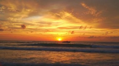Denizde renkli bir gün batımı, güzel bir gökyüzü ve bulutlar okyanusun üstünde güzel, altın rengi bir gün batımı romantik, güzel, sarı bir gökyüzü manzarası altın plajda dalgalar çarpıyor. yansıma Gökyüzü dokusu arkaplanı.