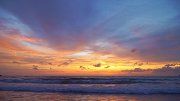Barevný Západ Slunce Moři Krásné Nebe Mraky Krásná Zlatá Obloha — Stock video