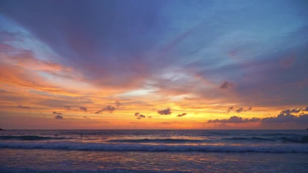 Barevný Západ Slunce Moři Krásné Nebe Mraky Krásná Zlatá Obloha — Stock video