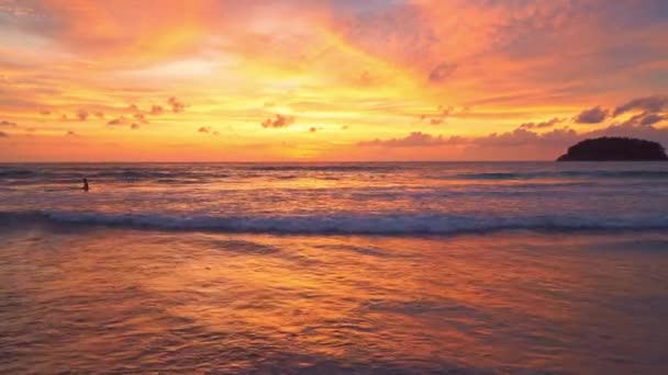 Πολύχρωμο Ηλιοβασίλεμα Στη Θάλασσα Όμορφο Ουρανό Και Σύννεφα Όμορφη Χρυσή — Αρχείο Βίντεο