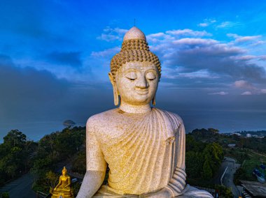 Gökyüzü görüşü Phuket Büyük Buda mavi bir gökyüzü tarafından tamamen gizlendi