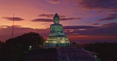 Güzel Buda heykeli, gökyüzü manzarası, Phuket