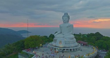 Güzel Buda heykeli, gökyüzü manzarası, Phuket