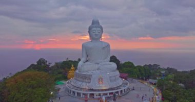 Güzel Buda heykeli, gökyüzü manzarası, Phuket