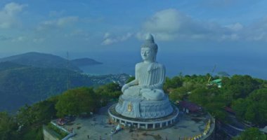 Güzel Buda heykeli, gökyüzü manzarası, Phuket