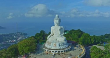 Güzel Buda heykeli, gökyüzü manzarası, Phuket