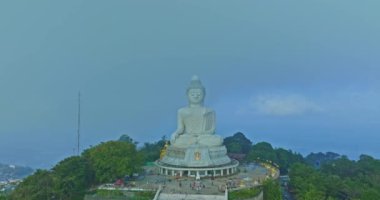 Güzel Buda heykeli, gökyüzü manzarası, Phuket