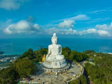Hava fotoğrafçılığı manzara mavi gökyüzü ve Phuket beyaz büyük Buda 'nın arkasındaki mavi okyanus.