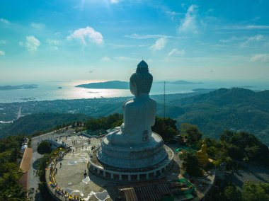 Hava fotoğrafçılığı manzara mavi gökyüzü ve Phuket beyaz büyük Buda 'nın arkasındaki mavi okyanus.