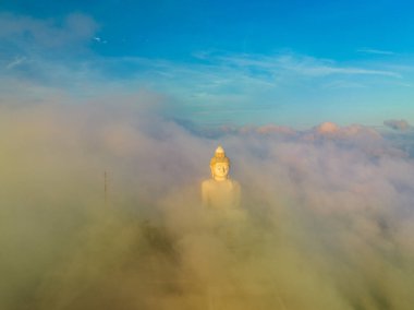 Hava manzarası Phuket 'in Büyük Buda' sı sadece sis denizinden dışarı bakan baş olarak görülebilir.