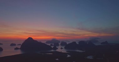 Samet Nangshe adalarının üzerinde gün batımında Samet Nangshe 'den tüm adaları görebilirsiniz Samet Nangshe yeni bir bakış açısı ve Phang Nga.e' de yeni bir dönüm noktasıdır.