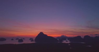 Samet Nangshe adalarının üzerinde gün batımında Samet Nangshe 'den tüm adaları görebilirsiniz Samet Nangshe yeni bir bakış açısı ve Phang Nga.e' de yeni bir dönüm noktasıdır.