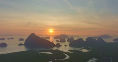 Samed Nang Chee Phang Nga takımadaları üzerinde doğanın inanılmaz bulutlu gökyüzü manzarası. - Yüksek tepeler, sabah güneşinin doğuşu, doğal manzara. - Güzel günbatımı tropikal manzara.