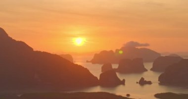 Samed Nang Chee Phang Nga takımadaları üzerinde doğanın inanılmaz bulutlu gökyüzü manzarası. - Yüksek tepeler, sabah güneşinin doğuşu, doğal manzara. - Güzel günbatımı tropikal manzara.