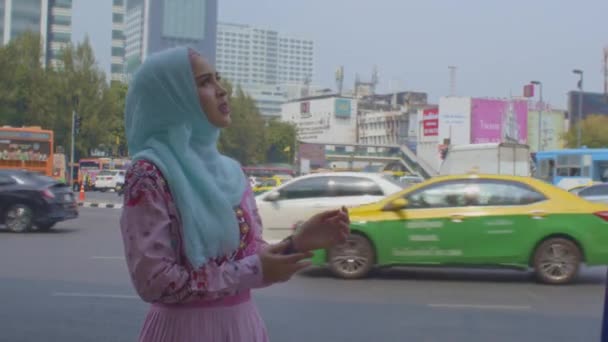 Eine Süße Islamische Frau Sucht Eine Buslinie Zentrum Von Bangkok — Stockvideo