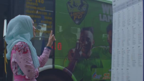 Симпатичная Исламская Женщина Ищет Автобусную Линию Центре Бангкока Симпатичная Исламская — стоковое видео