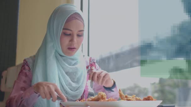 Słodkie Islam Lady Jedzenia Smażonego Kurczaka Islam Lady Jedzenia Smażonego — Wideo stockowe