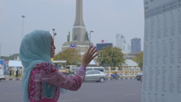 Una Linda Mujer Islámica Está Buscando Una Línea Autobús Centro — Vídeo de stock