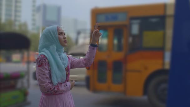 Una Linda Mujer Islámica Está Buscando Una Línea Autobús Centro — Vídeos de Stock
