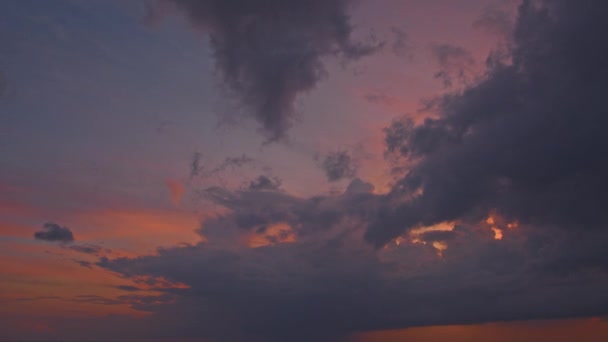Csodálatos Fényes Narancssárga Felhő Kék Égen Naplementén Gyönyörű Fény Keresztül — Stock videók
