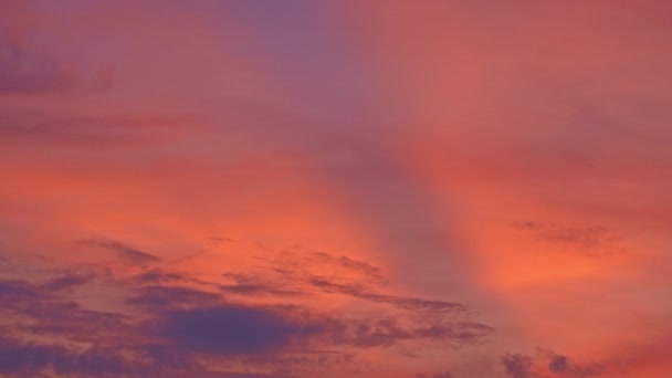 Gün Batımında Mavi Gökyüzünde Inanılmaz Parlak Turuncu Bulut Gün Batımında — Stok video