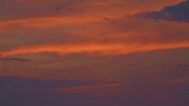 Gün batımında mavi gökyüzünde inanılmaz parlak turuncu bulut. Gün batımında turuncu gökyüzünde güzel bir ışık. Gün batımında romantik, güzel bir gökyüzü. yansıma Gökyüzü dokusu arkaplanı. 
