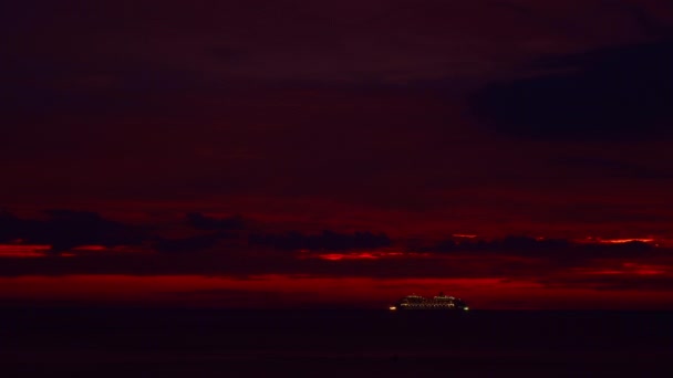Niesamowite Czerwone Niebo Zmierzchu Statek Wycieczkowy Morzuduży Statek Wycieczkowy Zabiera — Wideo stockowe