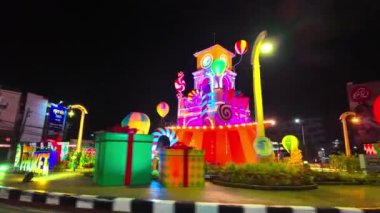 Yeni YPhuket şehrinin gece manzarası, Tayland-Aralık, 31 bin 2023: Phuket şehrinin göbeğindeki saat kulesinin dekoratif ışıklandırması