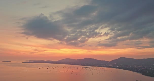 カオハドプーケットの海の上の日没の明るい空にカラフルな雲の空中ビューの反射 雄大な夕日や日の出の風景自然の背景の驚くべき光 素晴らしい空のテクスチャ — ストック動画