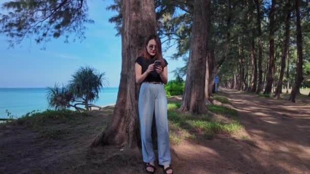 흔적에 배낭을 소나무의 전화를 사용합니다 해변을 소나무 나무의 나무의 슬로우 — 비디오