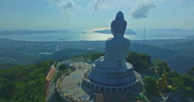 Gökyüzü mavi bulutlu Phuket 'in arkasında Büyük Buda