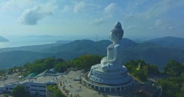Gökyüzü manzaralı Phuket Mavi gökyüzünde Büyük Buda