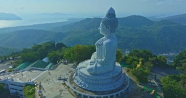 Gökyüzü görüşü Phuket Büyük Buda mavi bir gökyüzü tarafından tamamen gizlendi