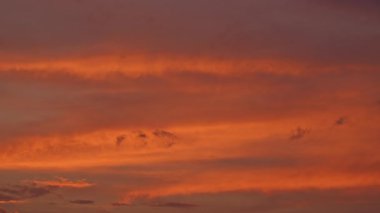 Gün batımında inanılmaz renkli turuncu bulut.