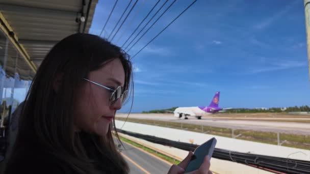 Vrouw Die Mobiele Telefoon Gebruikt Foto Van Het Vliegtuig Maken — Stockvideo