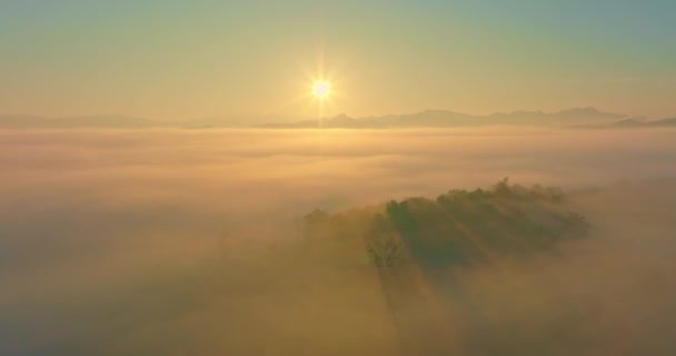 Légi Kilátás Tenger Felett Köd Gyönyörű Napfelkeltekor Hegyekben — Stock videók